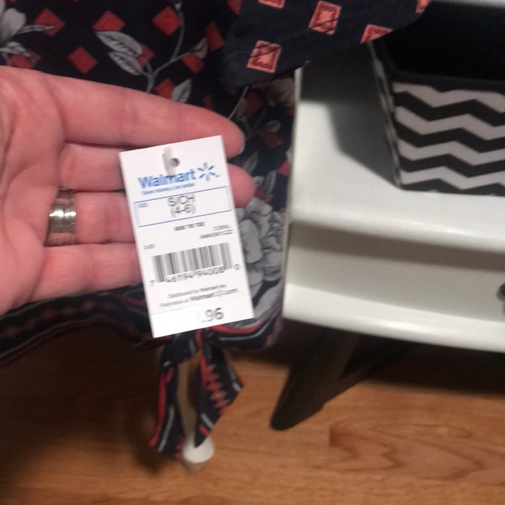 Cute tee, ties on the side. - Picture 5 of 5